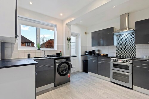 Stylish 3 bedroom House, with Free parking and WiFi