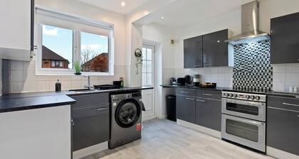 Stylish 3 bedroom House, with Free parking and WiFi