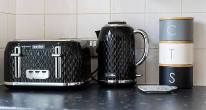 Stylish 3 bedroom, with free parking and wifi