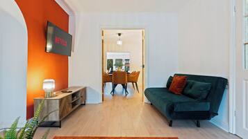 Smart TV, fireplace