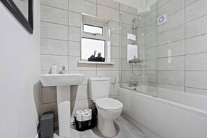 Haartrockner, Handtücher, Seife, Toilettenpapier