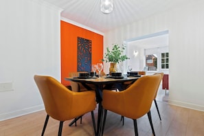 Dining - Stylish 3 bedroom House, with Free parking and WiFi (Birmingham)