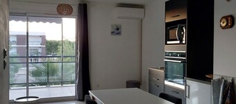 Large Studio in quiet residence 300m from the beach