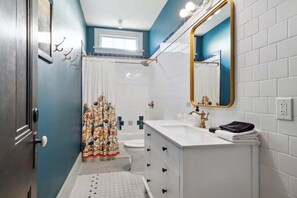 Een douche, een haardroger, handdoeken, shampoo