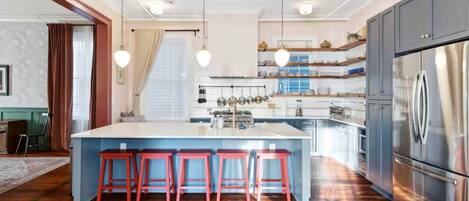 Een koelkast, een magnetron, een oven, een kookplaat