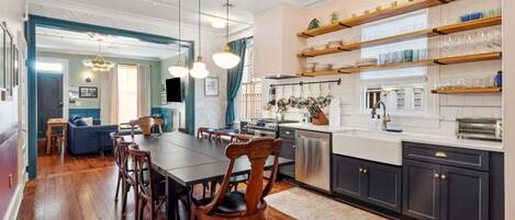 Kylskåp, mikrovågsugn, ugn och spishäll