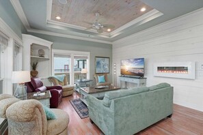 TV connectée, cheminée, livres, chaîne hi-fi