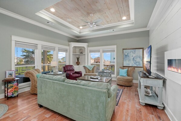 Smart TV, chimenea, libros y estéreo 