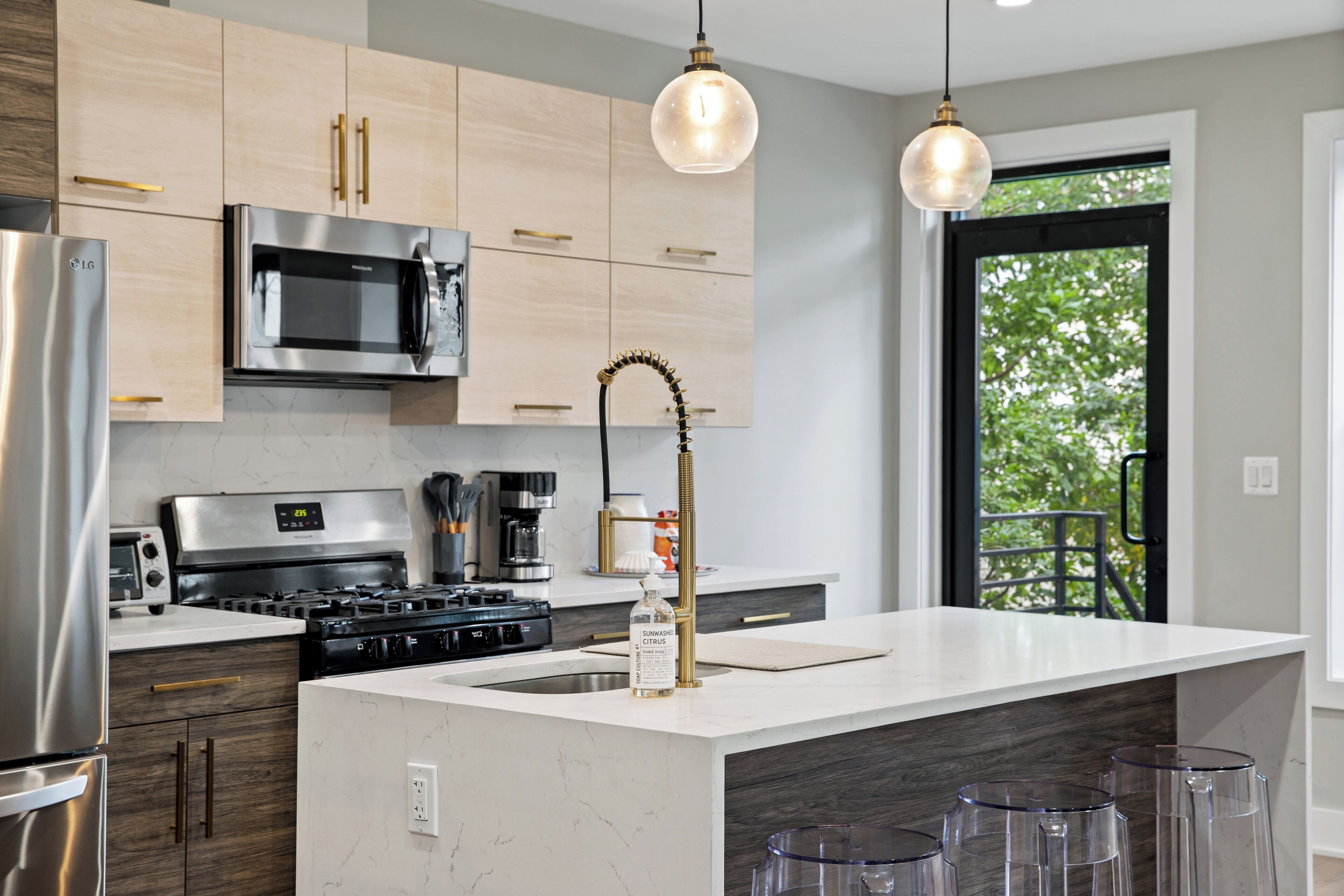 Fridge, stovetop, dishwasher, toaster