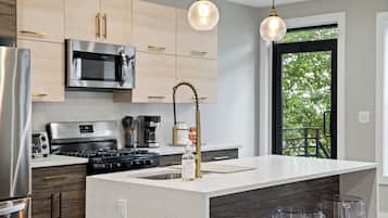 Réfrigérateur, plaque de cuisson, lave-vaisselle, grille-pain