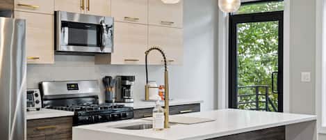 ثلاجة، موقد طهي مسطح، غسالة أطباق، محمصة خبز