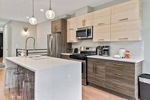 Fridge, stovetop, dishwasher, toaster