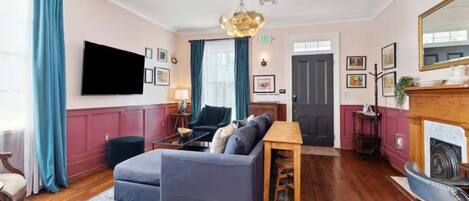 تلفزيون، مدفأة، مكتب