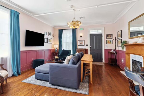 Tv, eldstad och kontor