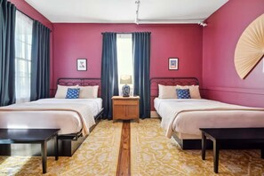 3 habitaciones, escritorio y tabla de planchar con plancha 