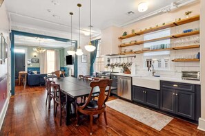 Fridge, microwave, oven, stovetop - Stylish Group Stay, 2 Units w/Award-Winning Design (New Orleans)
