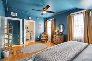 6 bedrooms, desk, iron/ironing board, travel cot