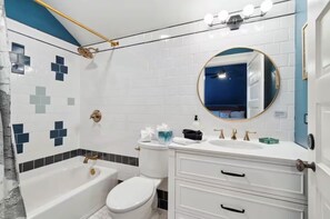 Shower, hair dryer, towels - Stylish Group Stay, 2 Units w/Award-Winning Design (New Orleans)