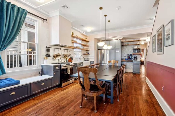 Frigorífic, microones, forn i placa de cuina 