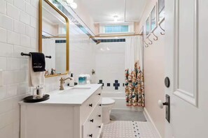 Dusche, Haartrockner, Handtücher, Shampoo