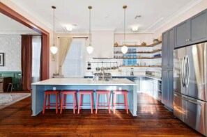 Frigorífic, microones, forn i placa de cuina 