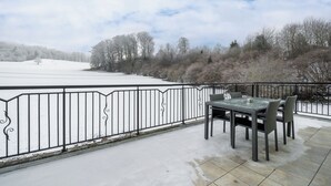 Outdoor dining - Cozy 2-bedroom apartment in charming Safenwil with WiFi (Safenwil)