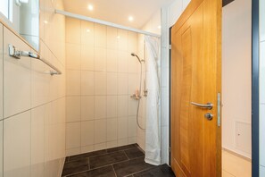 Douche, séchoir à cheveux, serviettes fournies, savon