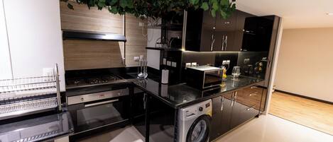 Køleskab, mikrobølgeovn, ovn, kogeplade