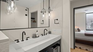Haartrockner, Handtücher, Seife, Toilettenpapier