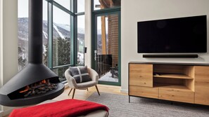 Smart TV, fireplace