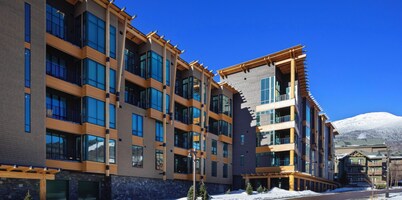 Cozy new 3bdrm Condo easy walk to ski lifts, gondola and great restaurants!