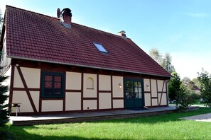 A traditional half-timbered house with a red-tiled roof, a small window, and a green door. - Beautifully Holiday Home in Wendorf (Kuhlen-Wendorf)