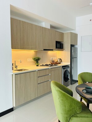 Kjøleskap, mikrobølgeovn, kokeplater og oppvaskmaskin