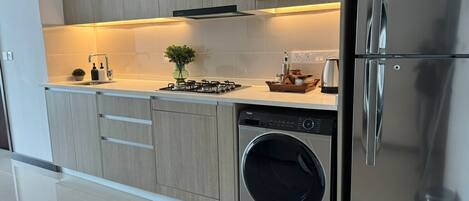 Kjøleskap, mikrobølgeovn, kokeplater og oppvaskmaskin