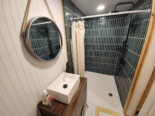 Entire private studio, ensuite bath & free parking