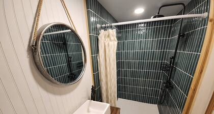 Entire private studio, ensuite bath & free parking