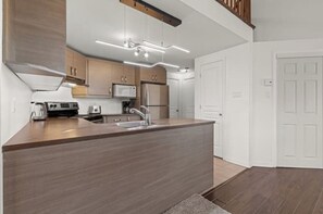 Microondas, horno, placa de cocina, lavavajillas