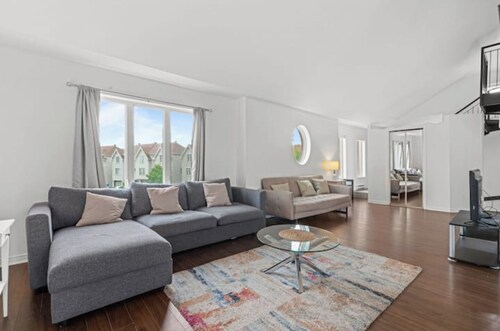 Spacious 3-bed Apt. in DIX30 close to DT