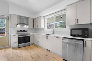 Mikrobølgeovn, ovn, kokeplater og oppvaskmaskin