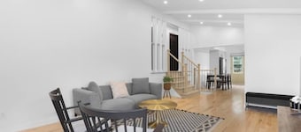 Stylish 4BR House close to DT