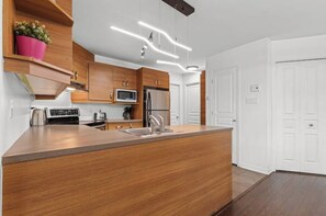 Kylskåp, mikrovågsugn, ugn och spishäll