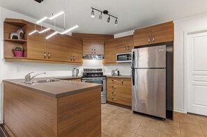 Fridge, microwave, oven, stovetop - Lovely 2-bedroom Apt. in DIX30 close to DT (Brossard)
