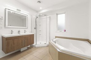 Serviettes fournies, savon, papier toilette