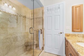 Dusche, Whirlpool, Haartrockner, Handtücher