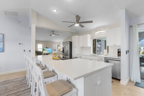 Kjøleskap, mikrobølgeovn, ovn og kokeplater