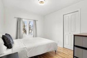 4 habitaciones, escritorio, tabla de planchar con plancha y wifi