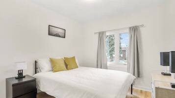 4 habitaciones, escritorio, tabla de planchar con plancha y wifi