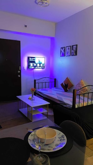 Apartamento básico, sacada, vista para a cidade | Escrivaninha, espaço de trabalho para notebook, Wi-Fi de cortesia