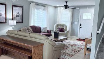 Una Smart TV, videojuegos, libros, una oficina