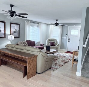 Smart TV, video games, books, offices - Charming 4-bedroom, all new-century old treasure, located near Mercy hospital (Aurora)